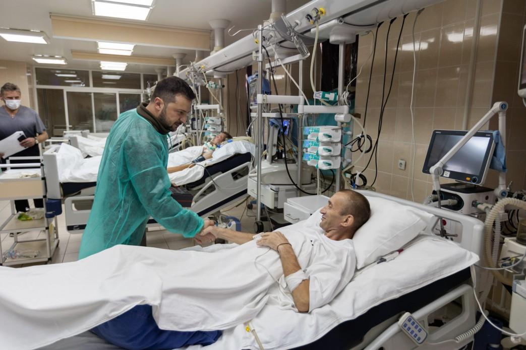 Volodymyr Zelensky visited a military hospital and presented state awards to the wounded defenders of Ukraine and military medics