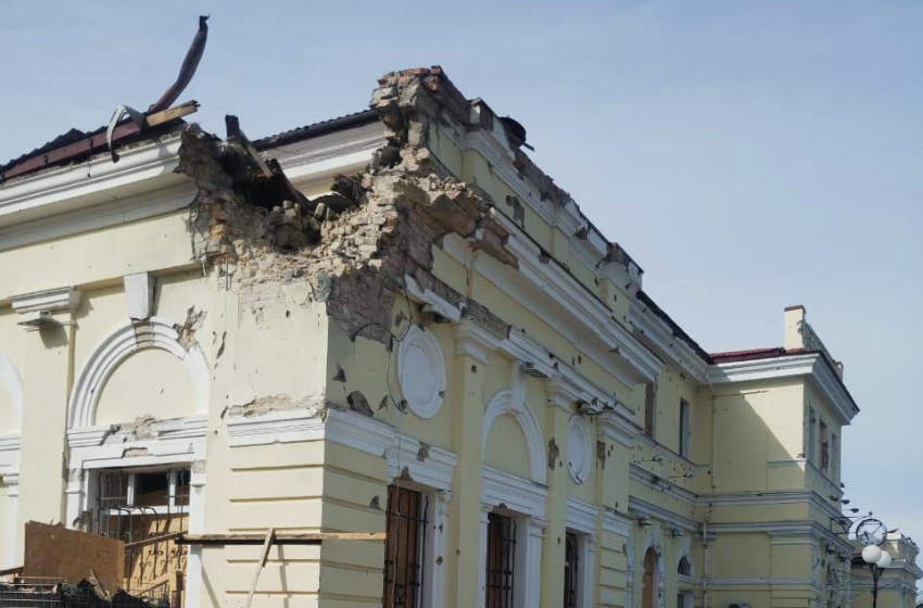 The Russians shelled the railway infrastructure in Kherson: the station building and a train car were damaged