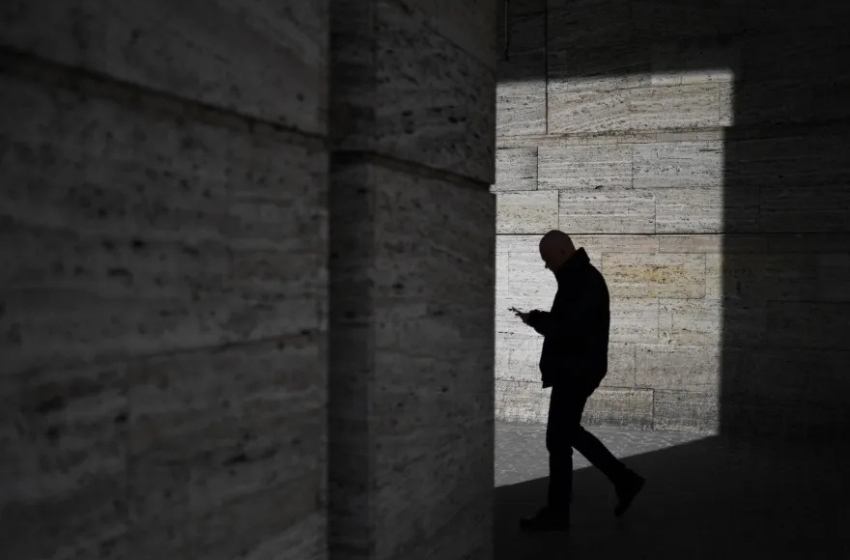 Russia turns internet into isolated digital bubble, blocking foreign sites and VPNs
