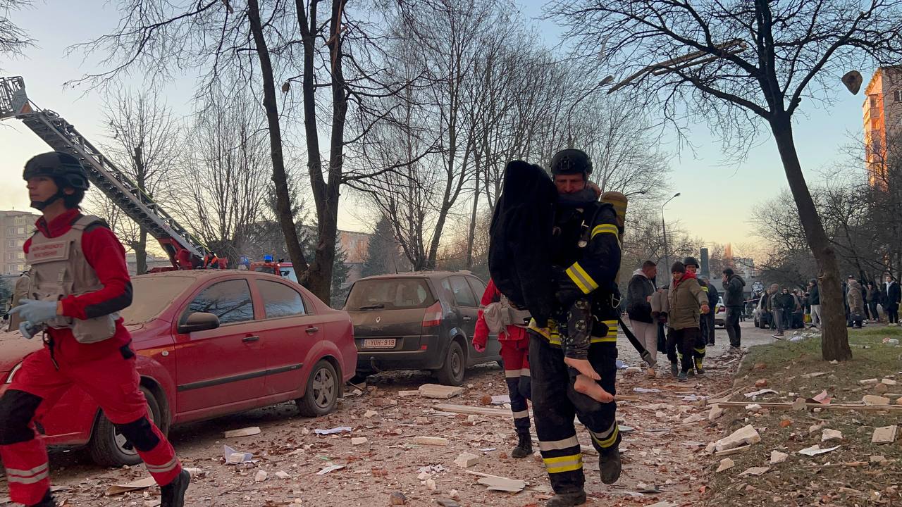 Volodymyr Zelensky: Nine people killed in Russian attack on Ternopil