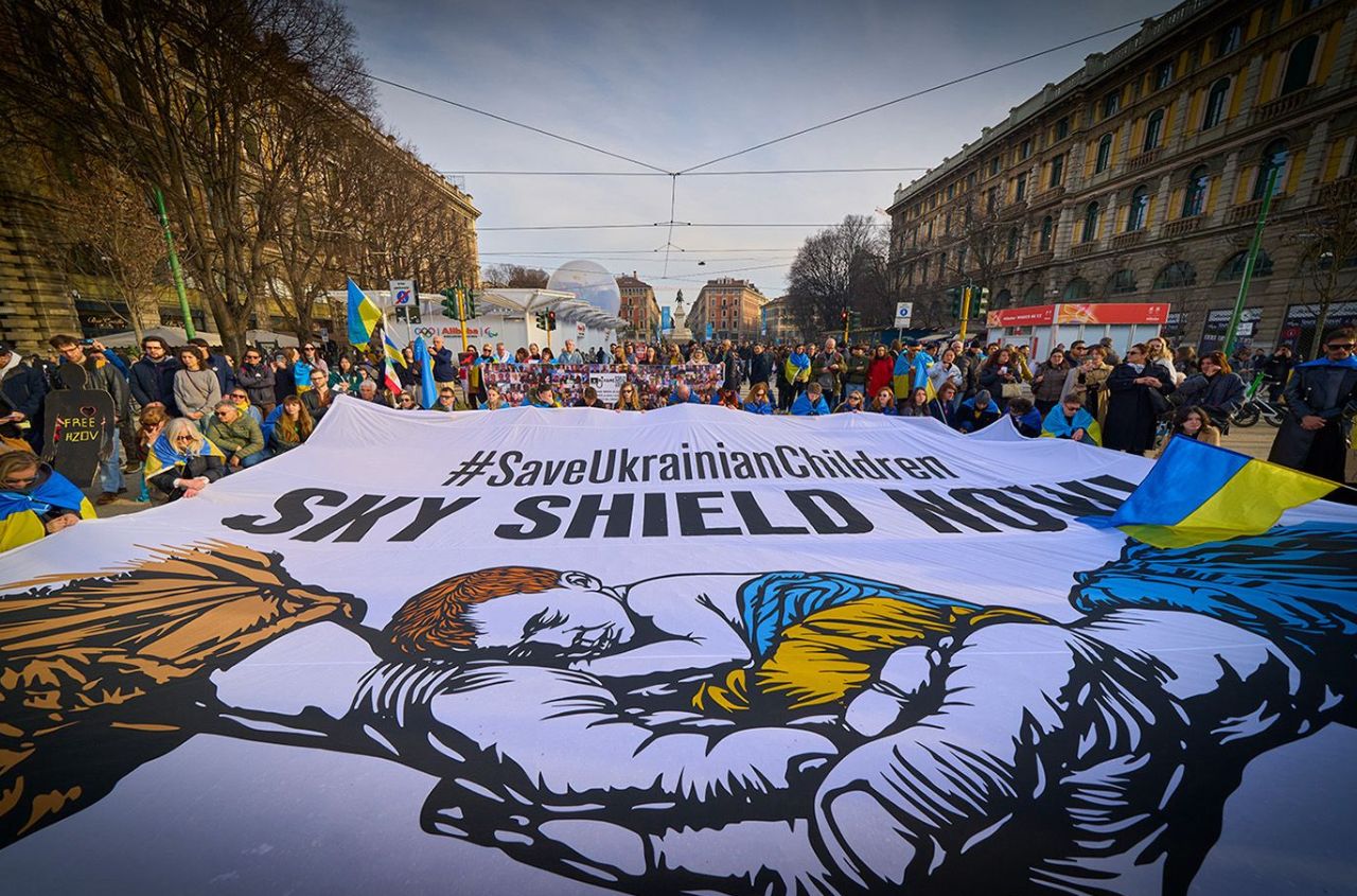 Europe commemorates 4 years of war with rallies in Milan and the Hague