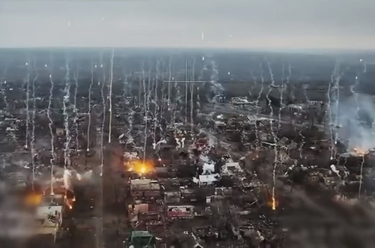Phosphorus shelling in Kostiantynivka captured by the Ukrainian defenders