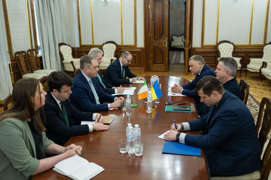 Ukrainian Presidential Office hosts meeting with Ireland’s Minister for Europe and defense