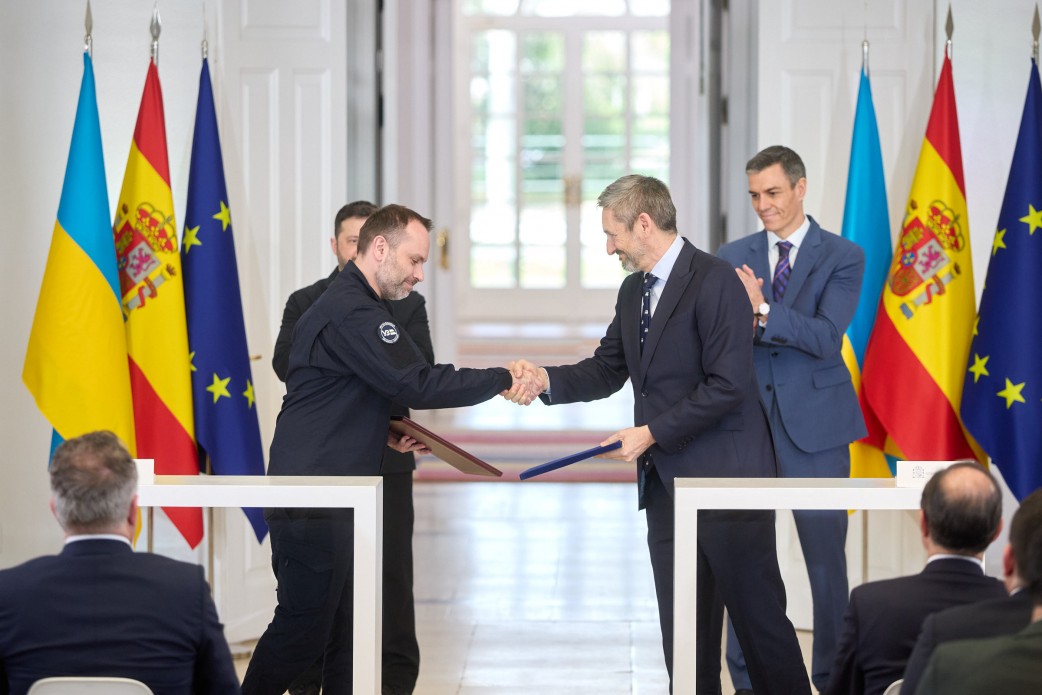 Ukraine and Spain sign bilateral agreements on finance, defense, and rail modernization