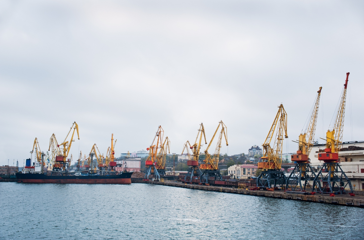 Ukrainian seaports achieve 98% of cargo handling plan despite ongoing attacks