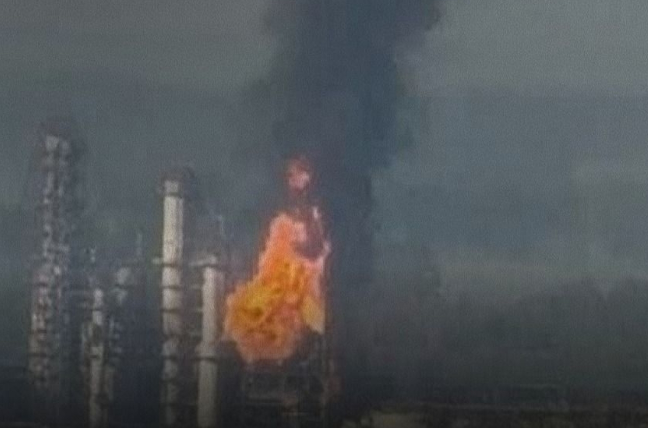 Ukraine confirms strikes on Russian oil refinery and Yaroslavl pumping station