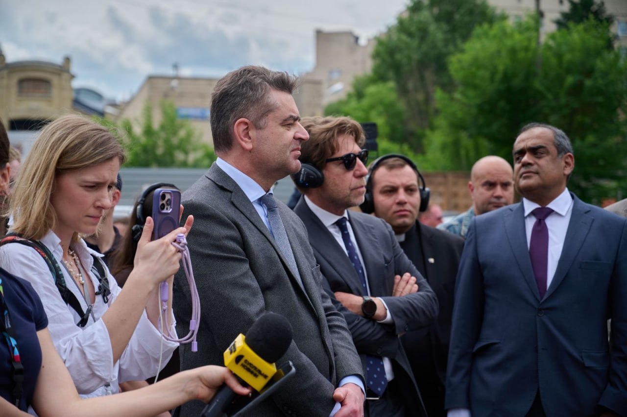 Foreign diplomats visit Kyiv strike sites after Russian attacks