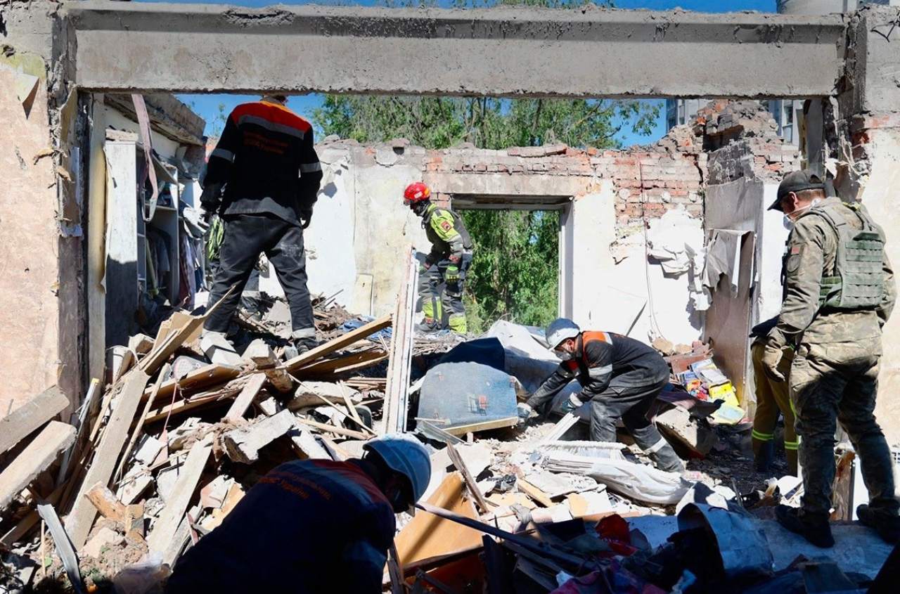 Russian forces intensify strikes across Ukraine: casualties reported in multiple regions