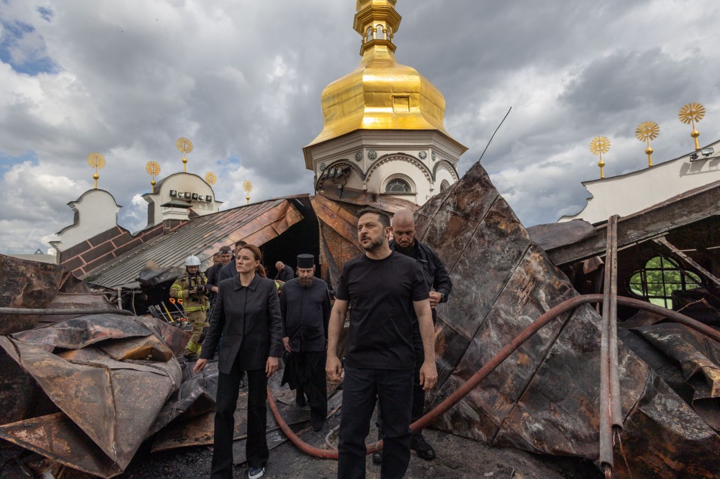 Zelensky visits Kyiv-Pechersk Lavra after massive Russian attack